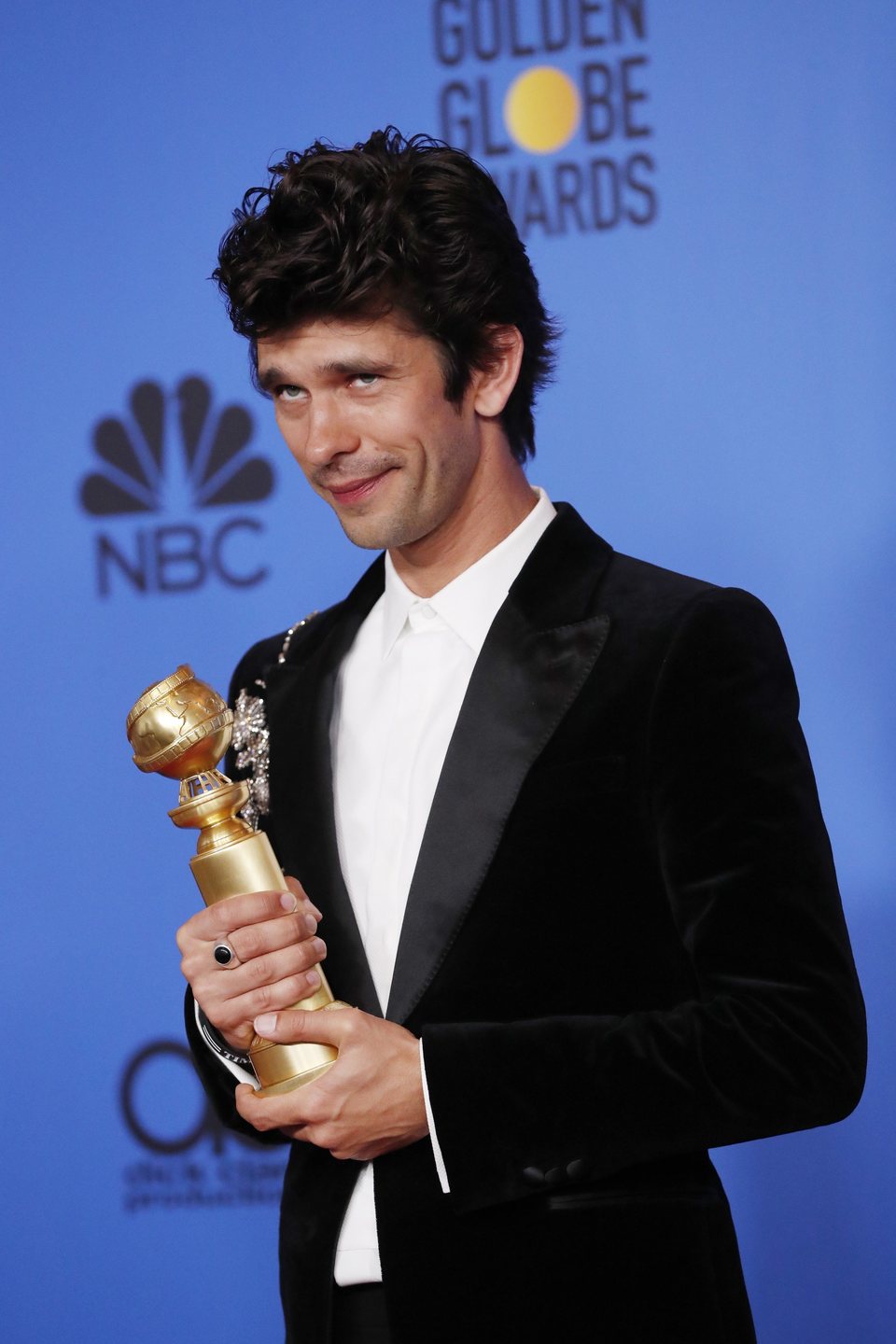 Ben Whishaw posa con su Globo de Oro