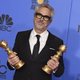 Alfonso Cuarón posa con dos Globos de Oro