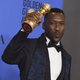 Mahershala Ali posa con su Globo de Oro