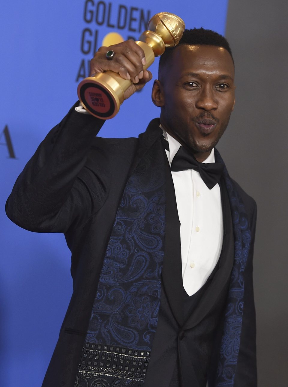 Mahershala Ali posa con su Globo de Oro