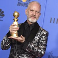 Ryan Murphy posa con un Globo de Oro