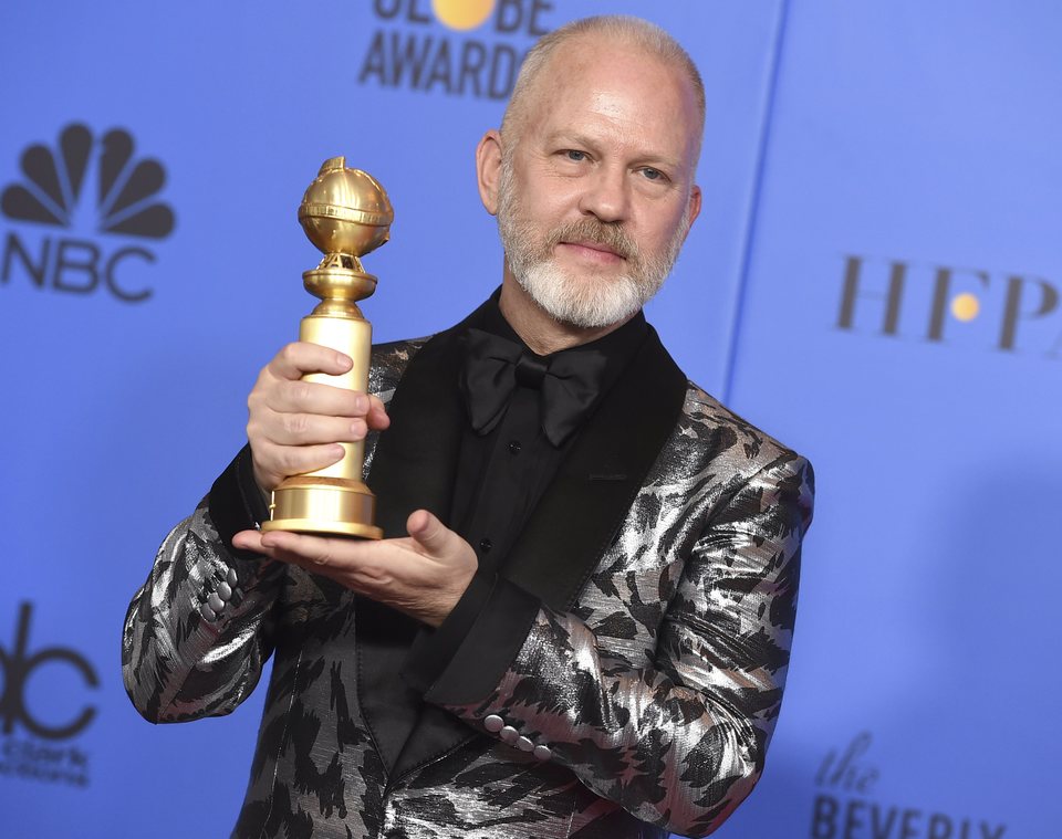 Ryan Murphy posa con un Globo de Oro