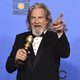 Jeff Bridges posa con su premio Cecil B. DeMille