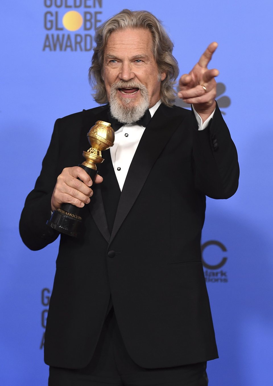 Jeff Bridges posa con su premio Cecil B. DeMille