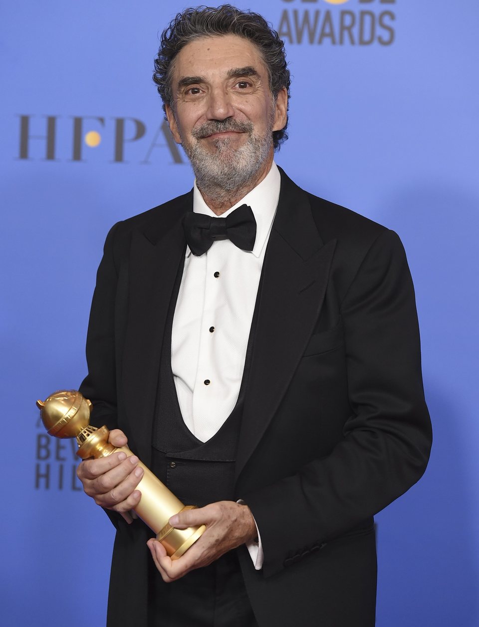 Chuck Lorre posa con el Globo de Oro a Mejor serie de televisión de comedia o musical