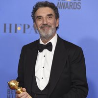 Chuck Lorre posa con el Globo de Oro a Mejor serie de televisión de comedia o musical