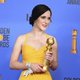 Rachel Brosnahan posa con su Globo de Oro