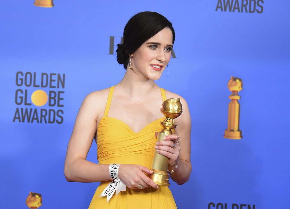 Rachel Brosnahan posa con su Globo de Oro