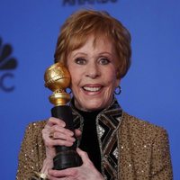 Carol Burnett posa con su  premio Carol Burnett