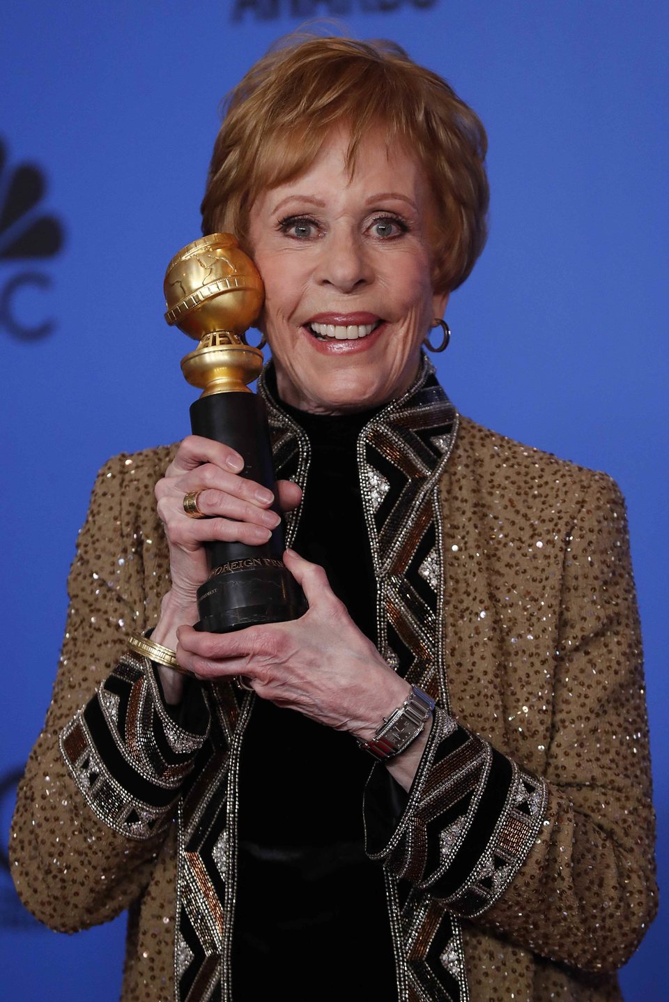 Carol Burnett posa con su  premio Carol Burnett