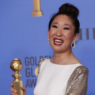 Sandra Oh con su Globo de Oro por 'Killing Eve'