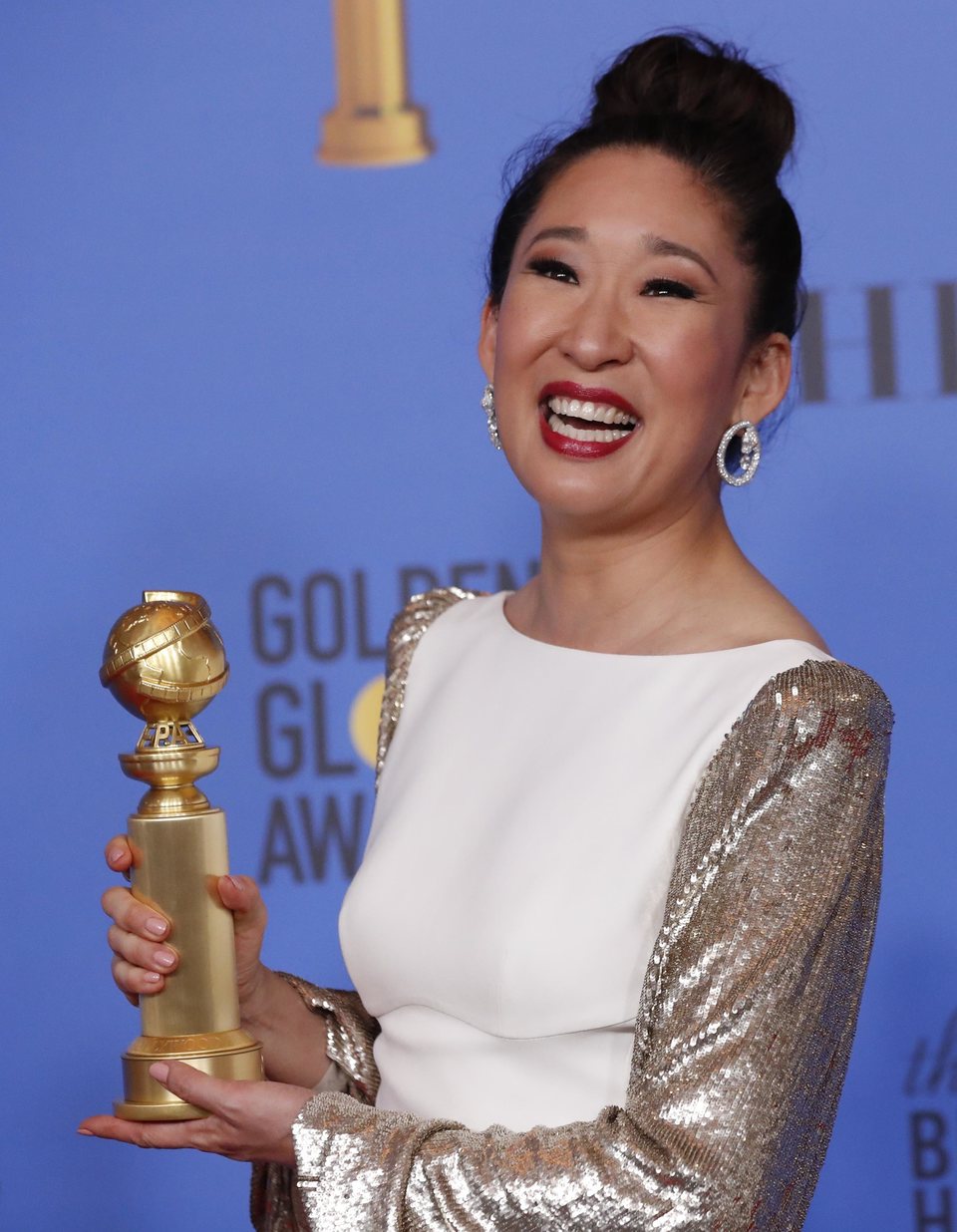 Sandra Oh con su Globo de Oro por 'Killing Eve'