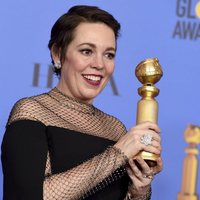 Olivia Colman posa con su Globo de Oro por 'La favorita'