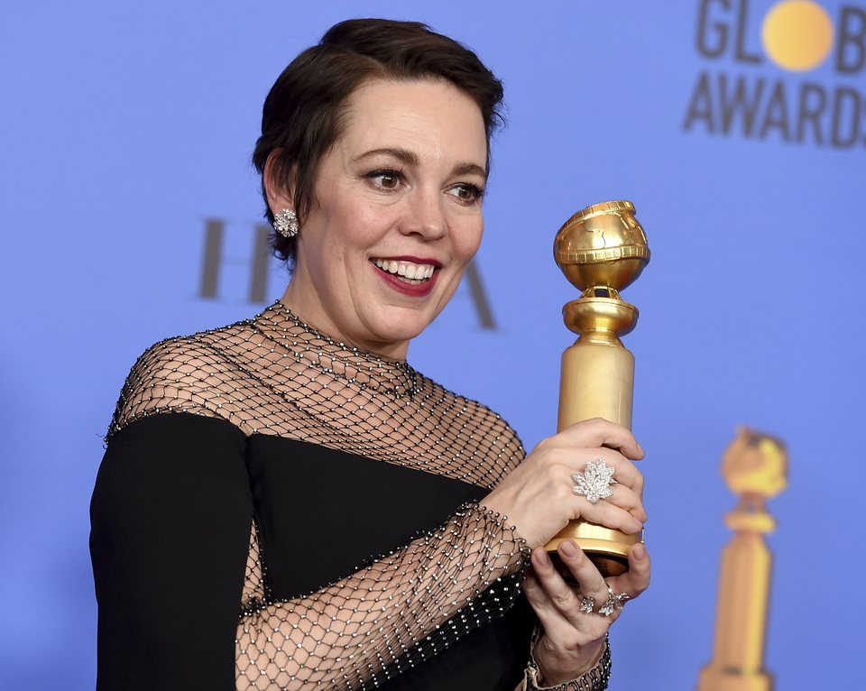 Olivia Colman posa con su Globo de Oro por 'La favorita'