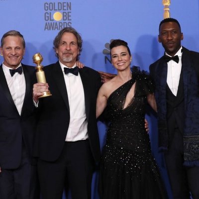 El equipo de 'Green Book' posa con su Globo de Oro