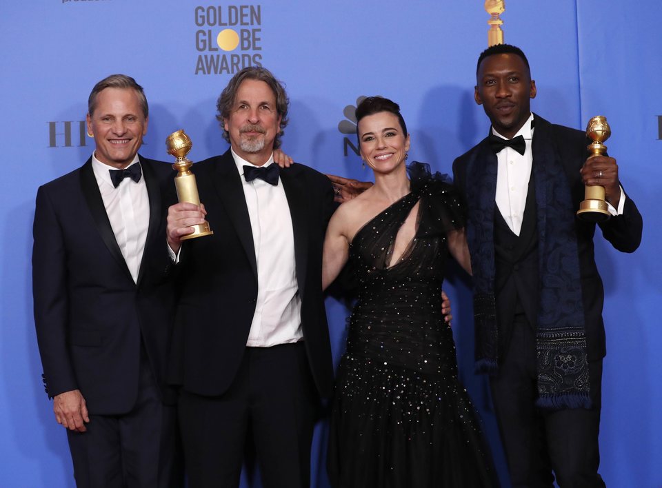 El equipo de 'Green Book' posa con su Globo de Oro