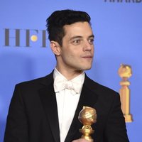 Rami Malek posa con su Globo de Oro