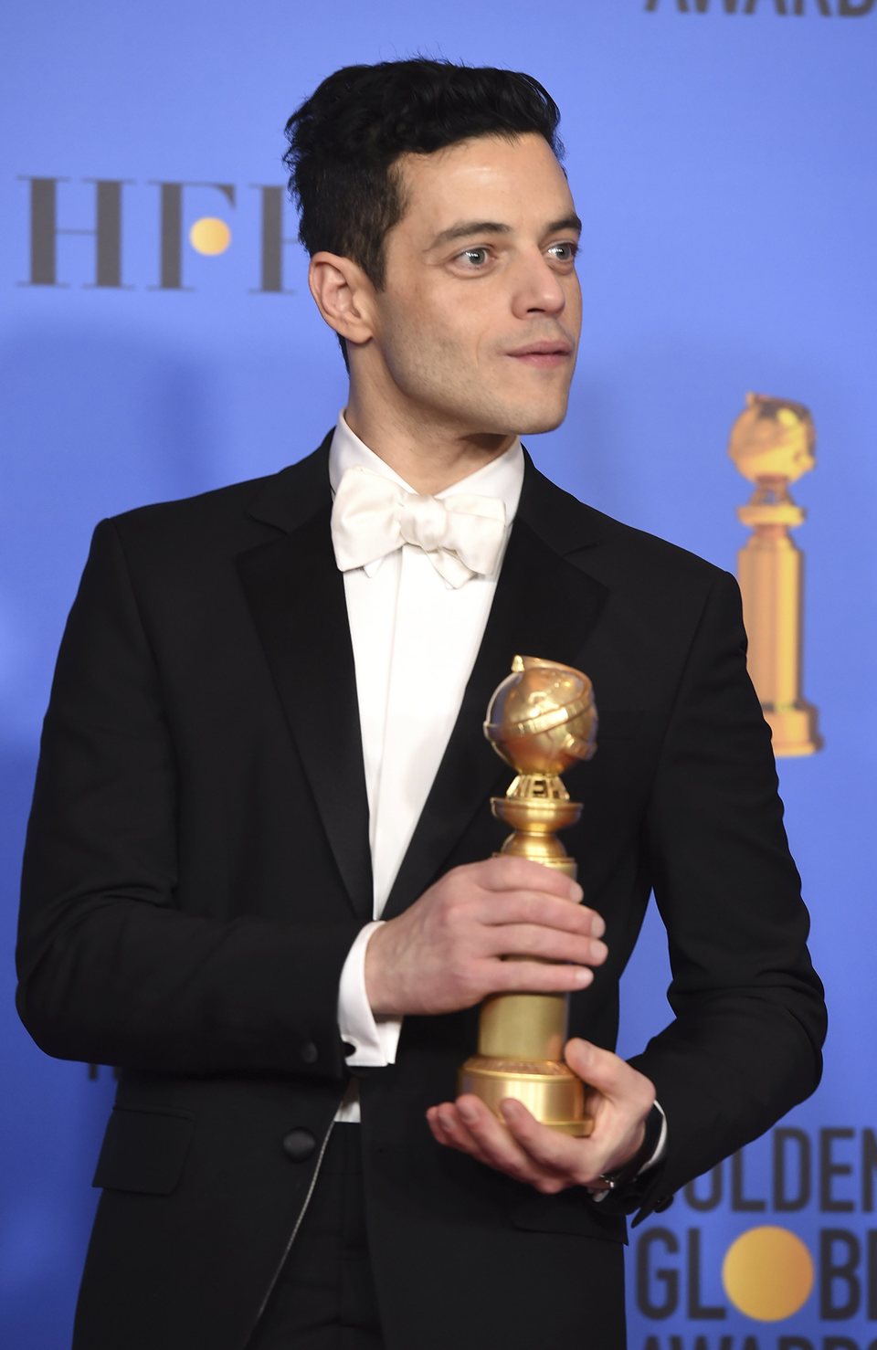 Rami Malek posa con su Globo de Oro