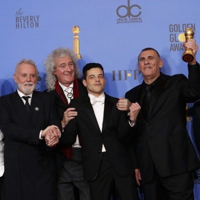 El reparto de 'Bohemian Rhapsody' posa con sus dos Globos de Oro