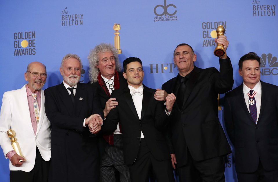 El reparto de 'Bohemian Rhapsody' posa con sus dos Globos de Oro