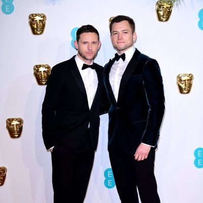 Jamie Bell y Taron Egerton en la alfombra roja de los BAFTA 2019