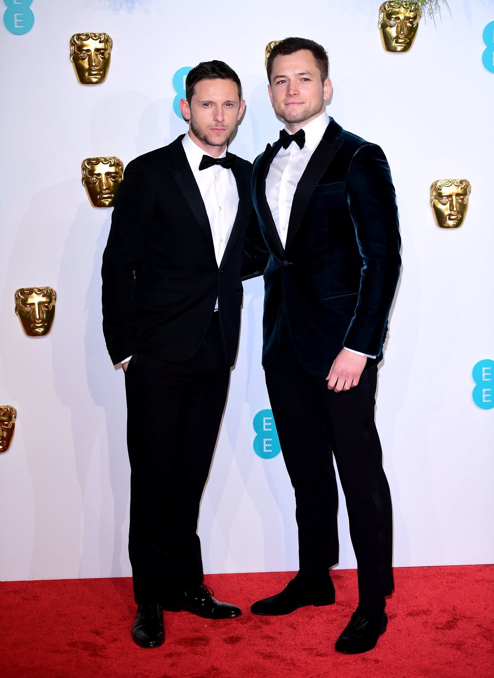 Jamie Bell y Taron Egerton en la alfombra roja de los BAFTA 2019