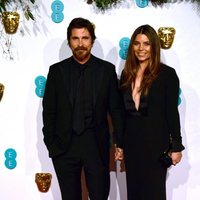 Christian Bale y Sibi Blazic en la alfombra roja de los BAFTA 2019