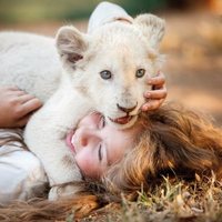 Mia y el león blanco