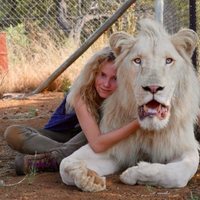 Mia y el león blanco