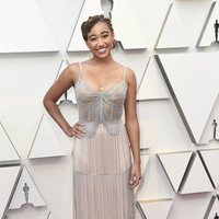 Amandla Stenberg en la alfombra roja de los Oscar 2019