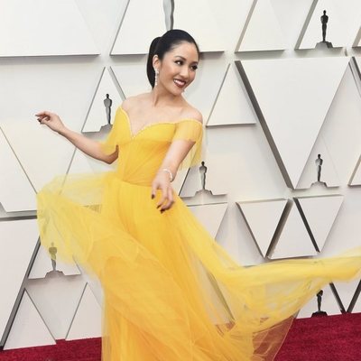 Constance Wu en la alfombra roja de los Oscar 2019