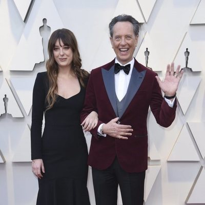 Richard E. Grant y Olivia Grant en la alfombra roja de los Oscar 2019