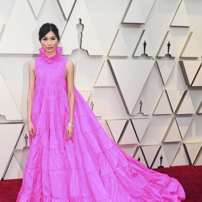 Gemma Chan en la alfombra roja de los Premios Oscars 2019