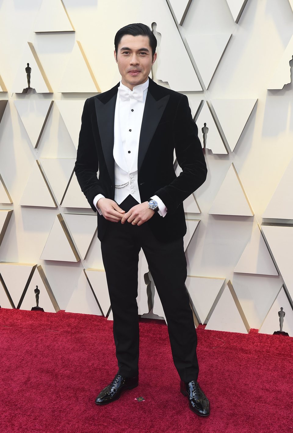 Henry Golding en la alfombra roja de los Oscar 2019