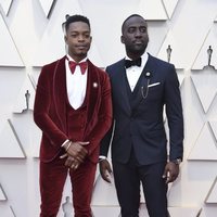 Stephan James y Shamier Anderson en la alfombra roja de los Oscar 2019