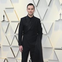 Nicholas Hoult en la alfombra roja de los Oscar 2019