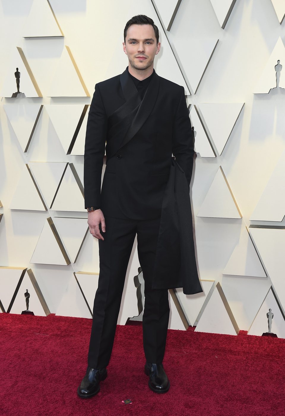 Nicholas Hoult en la alfombra roja de los Oscar 2019