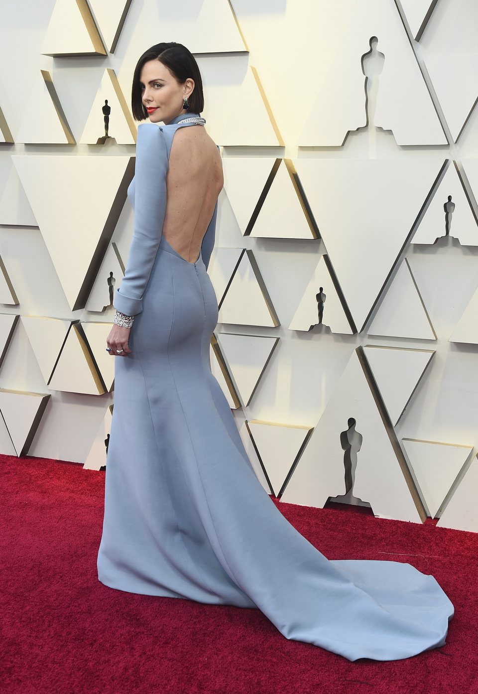 Charlize Theron en la alfombra roja de los Oscar 2019