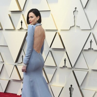 Charlize Theron en la alfombra roja de los Oscar 2019