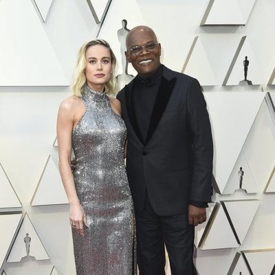 Brie Larson y Samuel L. Jackson en la alfombra roja de los Oscar 2019