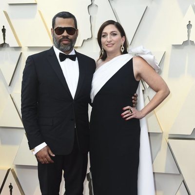 Jordan Peele y Chelsea Peretti en la alfombra roja de los Oscar 2019