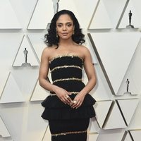 Tessa Thompson en la alfombra roja de los Oscar 2019