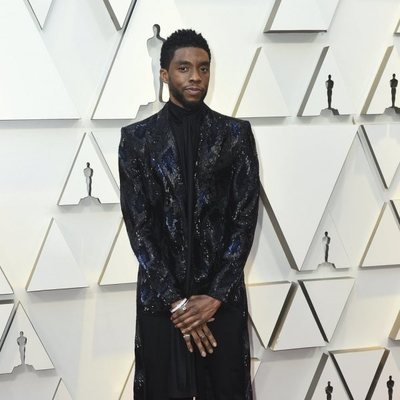 Chadwick Boseman en la alfombra roja de los Oscar 2019