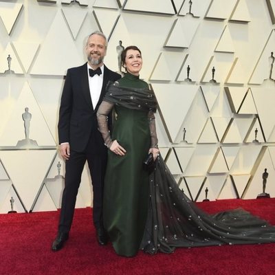 Olivia Colman y Ed Sinclair en la alfombra roja de los Oscar 2019