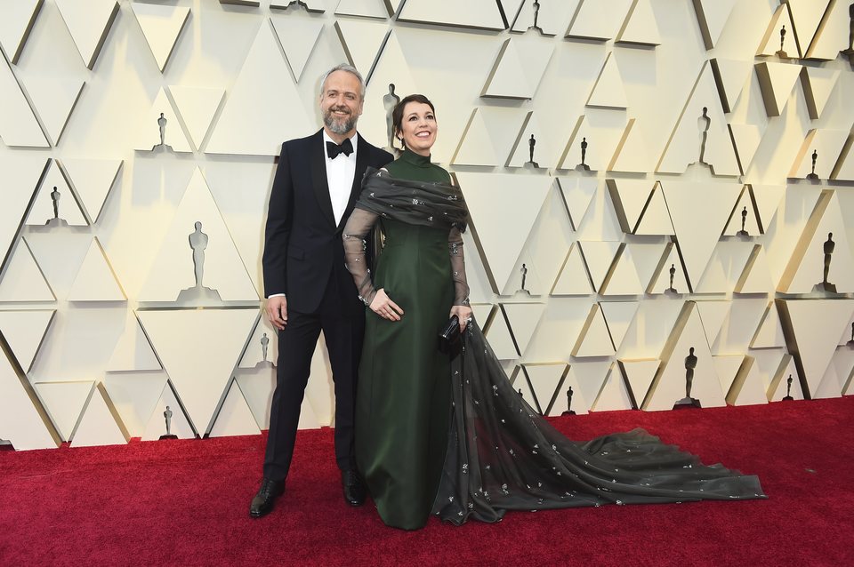 Olivia Colman y Ed Sinclair en la alfombra roja de los Oscar 2019