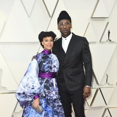 Mahershala Ali y Amatus Sami-Karim en la alfombra roja de los Oscars 2019