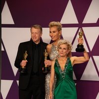 Los ganadores del Oscar a mejor maquillaje y peluquería por 'El vicio del poder' posan con sus Oscars