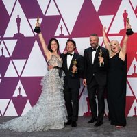 Los ganadores del Oscar a mejor documental posan con sus Oscars