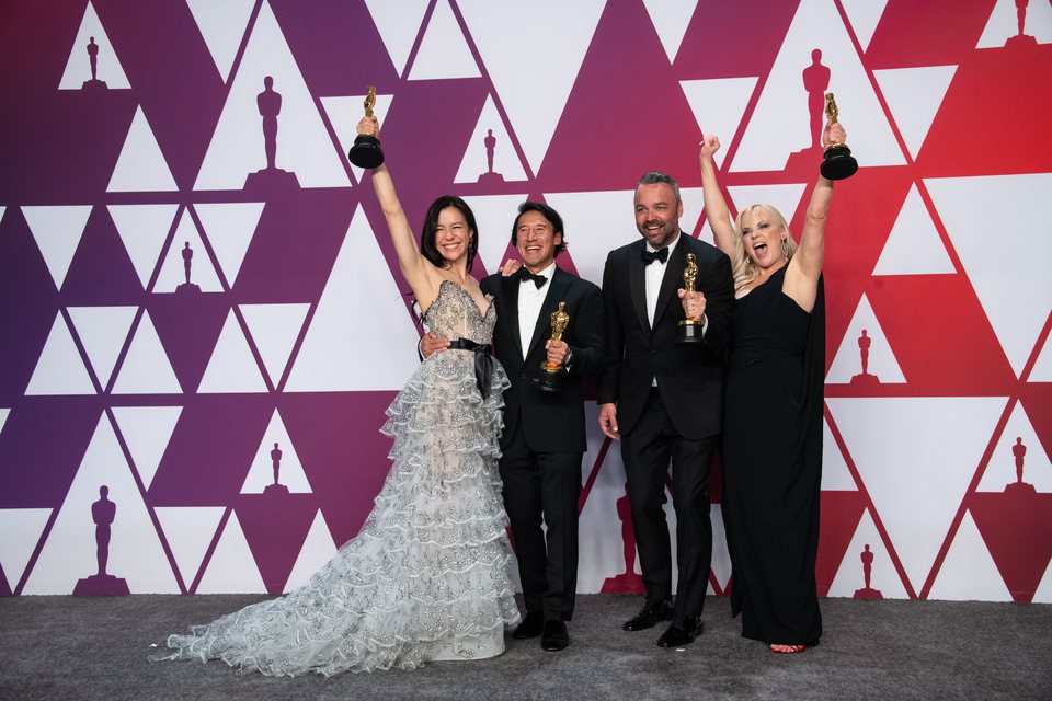 Los ganadores del Oscar a mejor documental posan con sus Oscars