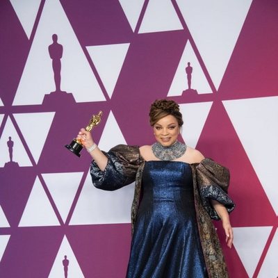 La ganadora del Oscar a mejor vestuario por 'Black Panther' posa con su Oscar